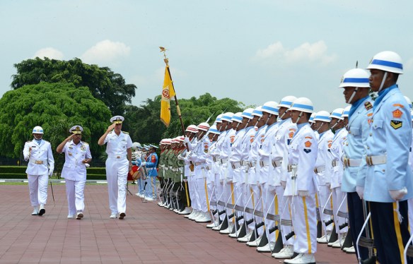Admiral Samuel Locklear III, the Commander of United States Pacific Command, with Commander of the Indonesian National Defense Forces Admiral Agus Suhartono.